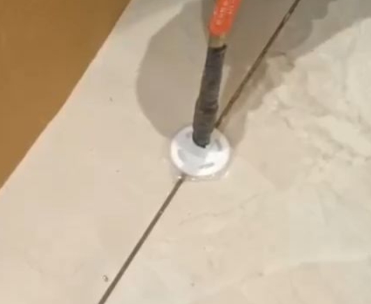 川汇瓷砖空鼓维修公司专业解答瓷砖在铺贴过程中，如果没有涂抹均匀到位的粘结材料（如水泥砂浆或瓷砖胶），可能会导致以下问题